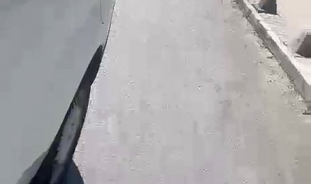 Esenyurt'ta kendisine yol vermeyen aracı taşladı