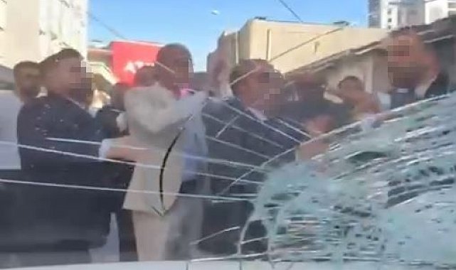 Esenyurt'ta yolu kapatan düğün konvoyuna tepki gösterince, taş ve yumrukların hedefi oldu