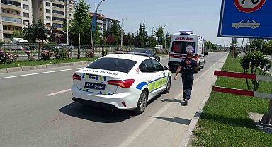 Eşi ile tartışan kadın seyir halindeki araçtan atladı