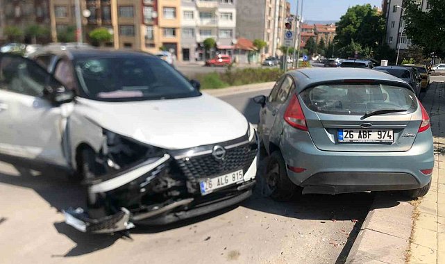 Eskişehir'de 3 araca çarparak durabilen cipin sürücüsü yaralandı