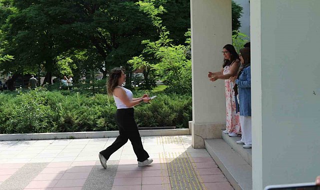 Eskişehir'de adayların bazıları AYT sınavına son anda yetişti