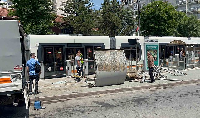 Eskişehir'de otobüs tramvay durağına daldı: 2 yaralı