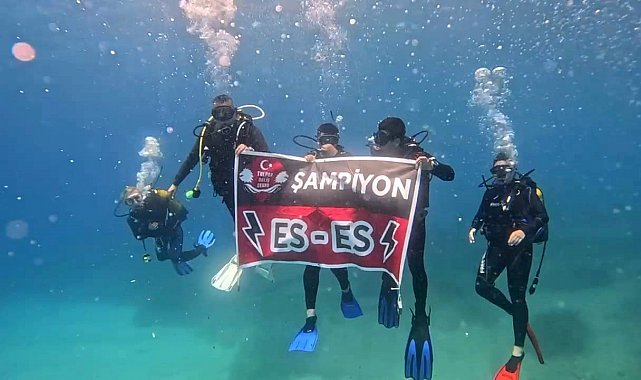 Eskişehirspor'un şampiyonluğunu denizin 26 metre altında kutladılar