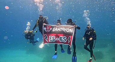 Eskişehirspor'un şampiyonluğunu denizin 26 metre altında kutladılar