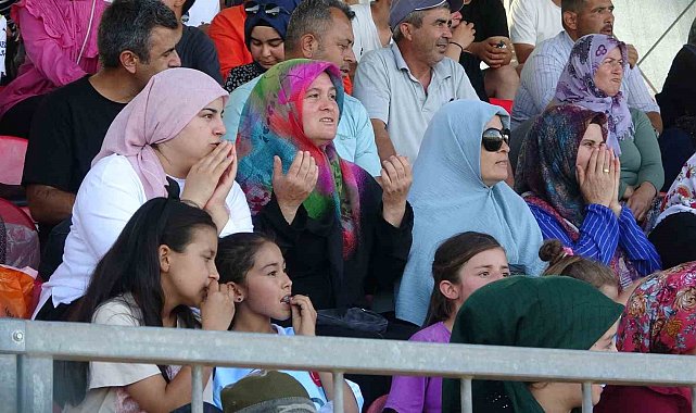 Eşler, çocuklar sahada kadınlar tribünde