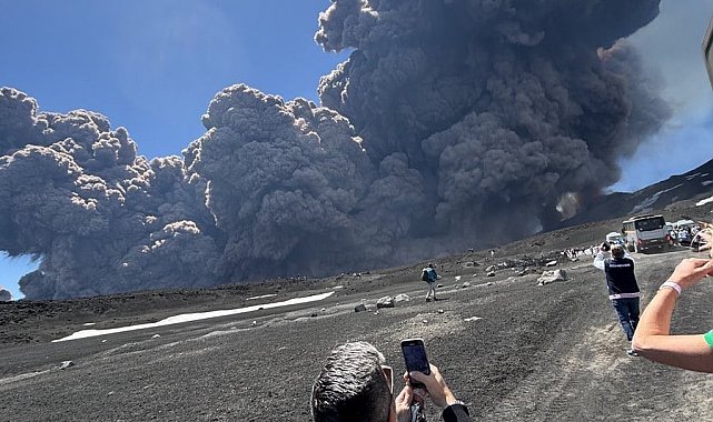 Etna Yanardağ'ında turistlerin olduğu sırada patlama yaşandı