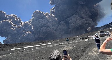 Etna Yanardağ'ında turistlerin olduğu sırada patlama yaşandı