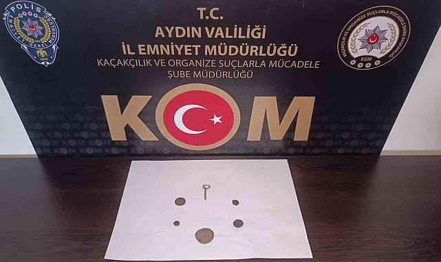 Evde saklanan tarihi paralar ve broş ele geçirildi