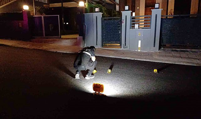 Eve tüfekle ateş açıp kaçtılar: Polis motosikletli saldırganların peşinde