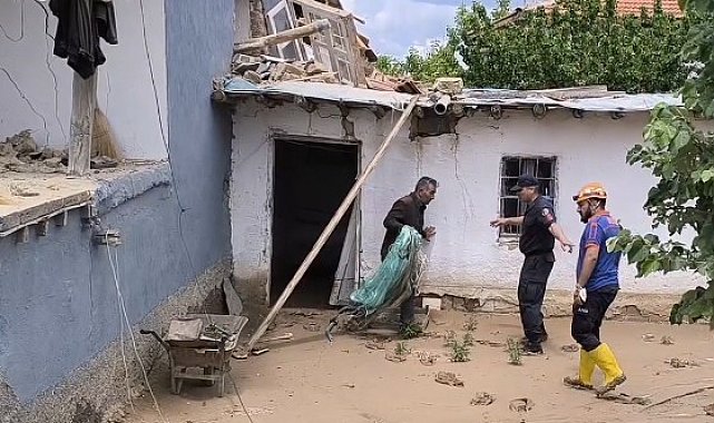 Evini kaybetti, ekmek teknesini enkazdan çıkardı