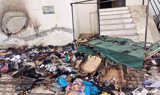 Evinin önündeki tekstil ürünleri tezgahı küle döndü