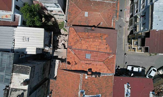 Fatih'te 3 katlı binanın balkonu çöktü, bina tahliye edildi