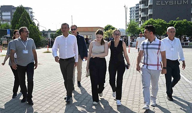 Ferdi Zeyrek'in kızı Nehir, TYT'ye CHP Lideri Özgür Özel ve annesiyle geldi