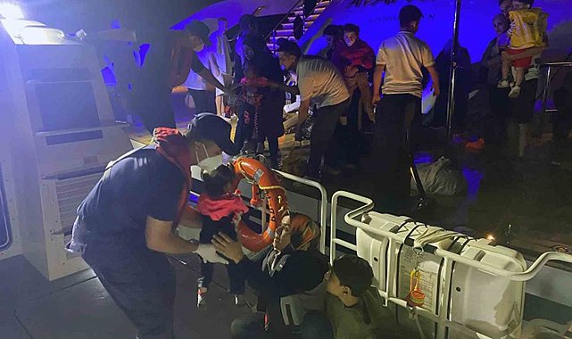 Fethiye açıklarında arızalanan lastik bottaki düzensiz göçmenler kurtarıldı