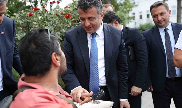 Filistin için çorap satan engelli vatandaş ile Başkan Doğan arasında yürek ısıtan diyalog