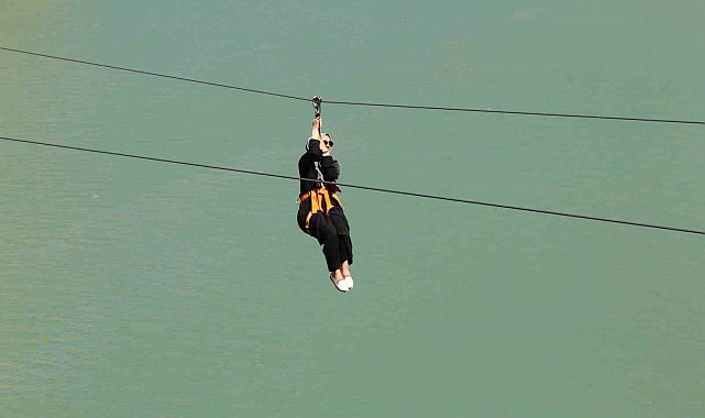 Fırat Nehri'nin muhteşem manzarası eşliğinde yapılan zipline ve tekne turu turistlerin vazgeçilmezi