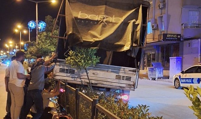 Freni boşalan kamyonet refüje çıkarak durabildi