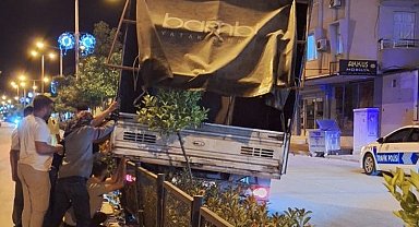 Freni boşalan kamyonet refüje çıkarak durabildi