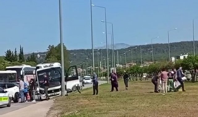 Freni patlayan minibüs önündeki araca ve aydınlatma direğine çarptı: 4 yaralı