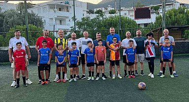 Futbol sahasında Babalar Günü coşkusu