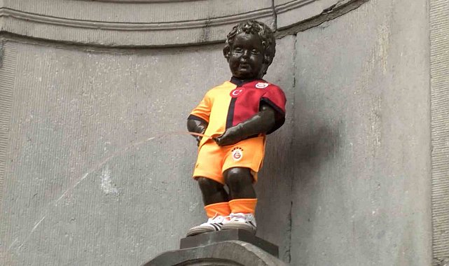 Galatasaray'ın 5 yıldızlı forması 406 yıllık Manneken Pis heykeline giydirildi