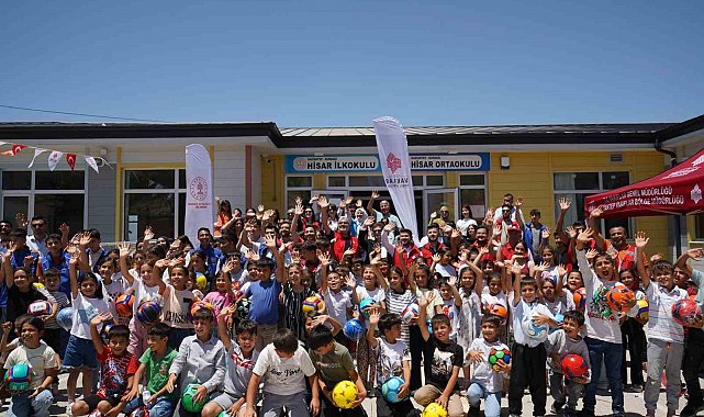 Gaziantep Vakıflar Bölge Müdürlüğü depremzede öğrencilerin karne sevincine ortak oldu