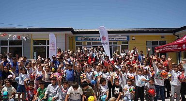 Gaziantep Vakıflar Bölge Müdürlüğü depremzede öğrencilerin karne sevincine ortak oldu