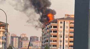 Gaziantep'te 7 katlı binanın çatısı alev alev yandı