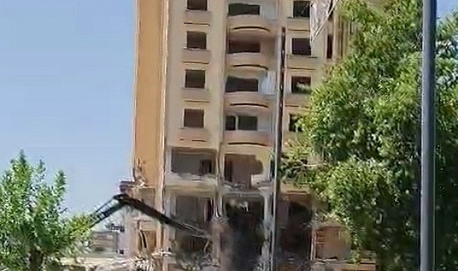 Gaziantep'te ağır hasarlı bina kontrollü şekilde yıkıldı