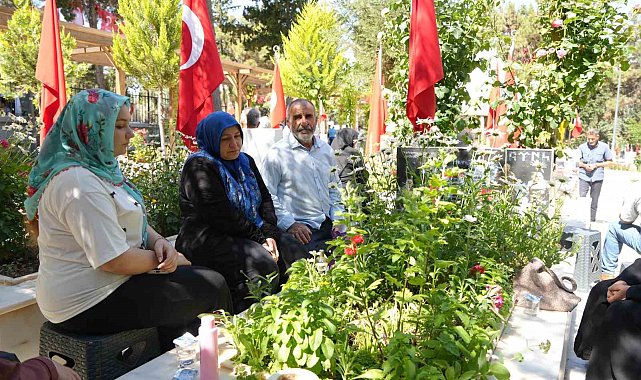 Gaziantep'te mezarlıklar ve şehitlikler Arefe günü doldu taştı