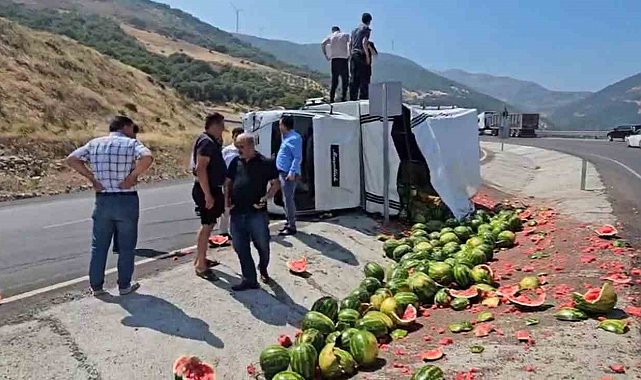 Gaziantep'te virajı alamayan karpuz yüklü kamyonet yan yattı