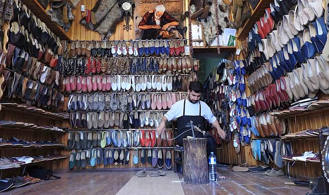 Gaziantep'te yazlık yemeni sandalet ve terliklere ilgi arttı