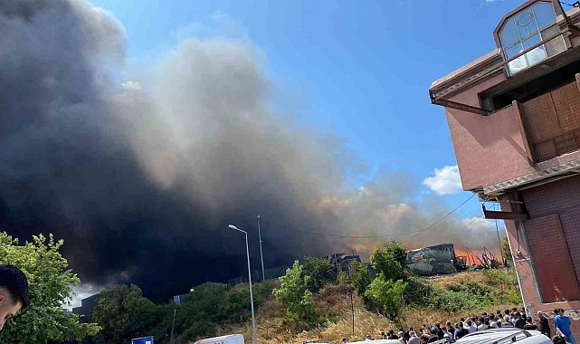 Gaziosmanpaşa'da atık toplama merkezinde yangın çıktı