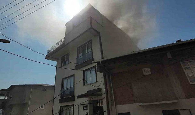 Gebze'de 3 katlı binanın çatısında çıkan yangın kontrol altına alındı