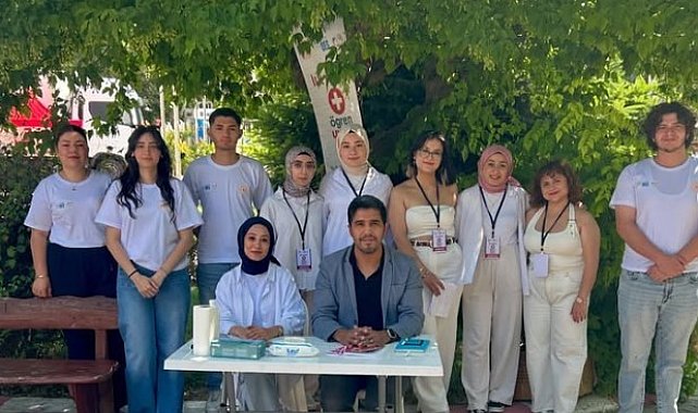 Gediz Sağlık Hizmetleri MYO öğrencileri bilgisiyle ödül kazandı