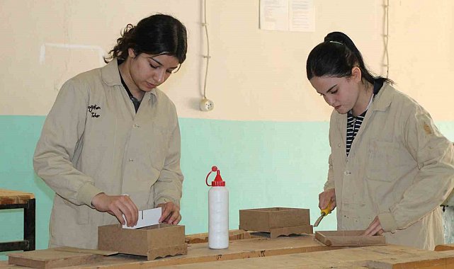 Geleceklerini şekillendiren genç kızlar erkeklerin mesleğine göz dikti