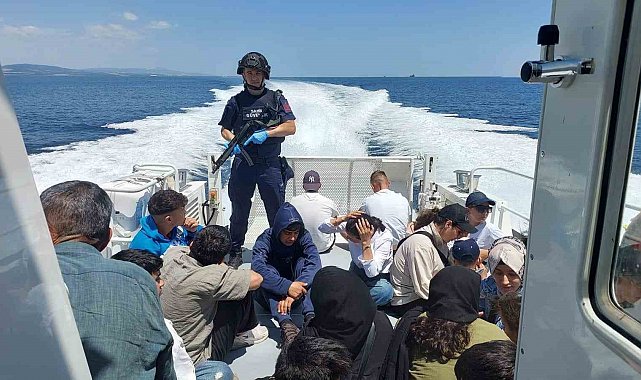 Gelibolu açıklarında 51 kaçak göçmen ile 2 göçmen kaçakçısı şüphelisinin yakalanma anı ortaya çıktı