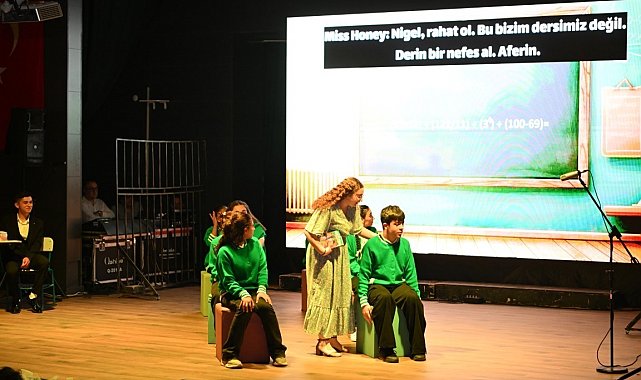 Gençlerden İngilizce tiyatro oyunu