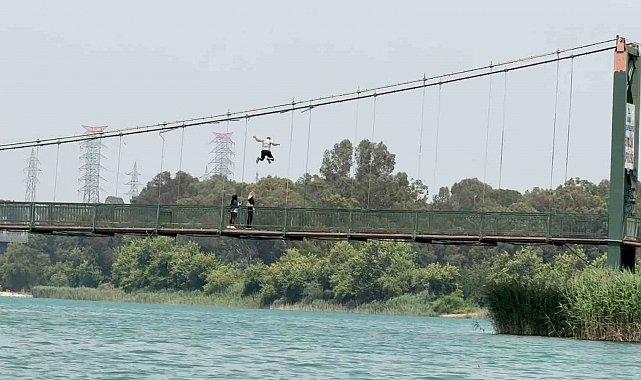 Gençlerden tehlikeli hareketler: Köprünün halatlarına tırmanıp atladılar