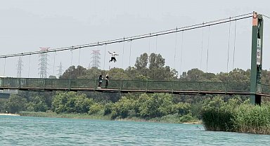 Gençlerden tehlikeli hareketler: Köprünün halatlarına tırmanıp atladılar