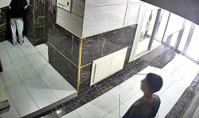 Gençlerin tepki çeken görüntüsü: Biri kamera açısını değiştirdi, diğeri koridorda tuvaletini yaptı