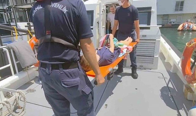 Gezi teknesinde rahatsızlanan vatandaşa tıbbi tahliye