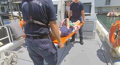 Gezi teknesinde rahatsızlanan vatandaşa tıbbi tahliye