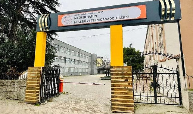 Gidemedikleri okullarında mezuniyet coşkusu yaşadılar
