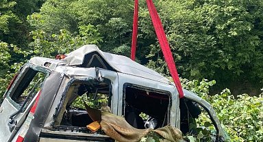 Giresun'da hafif ticari araç dereye uçtu