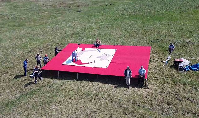 Giresun'un 2500 rakımlı zirvesine 54 metrekarelik bayrak