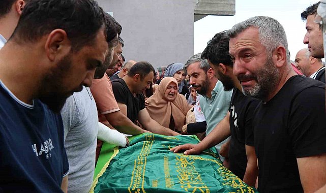 Göçük altına kalarak hayatını kaybeden 3 işçi gözyaşları arasında toprağa veriliyor