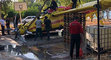 Göle düşen uçağın enkazının çıkartılma görüntüleri paylaşıldı