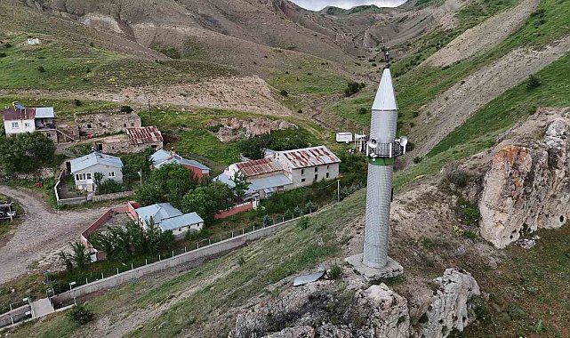 Görenler dönüp bir kez daha bakıyor, minareyi bulan camiyi bulamıyor
