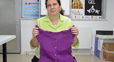 Görme engelli Çiler Kocaman dünyasını örgüyle güzelleştiriyor